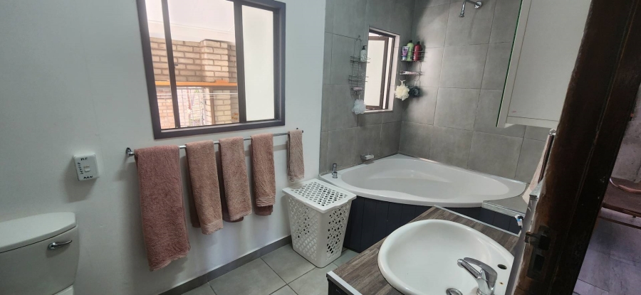 3 Bedroom Property for Sale in Reebok Western Cape